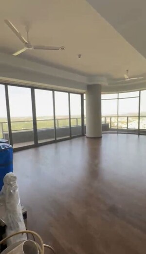 Room in 4 BHK Apartment at Paras Quartier The Iconic Tower, Gwal Pahari – for Rent