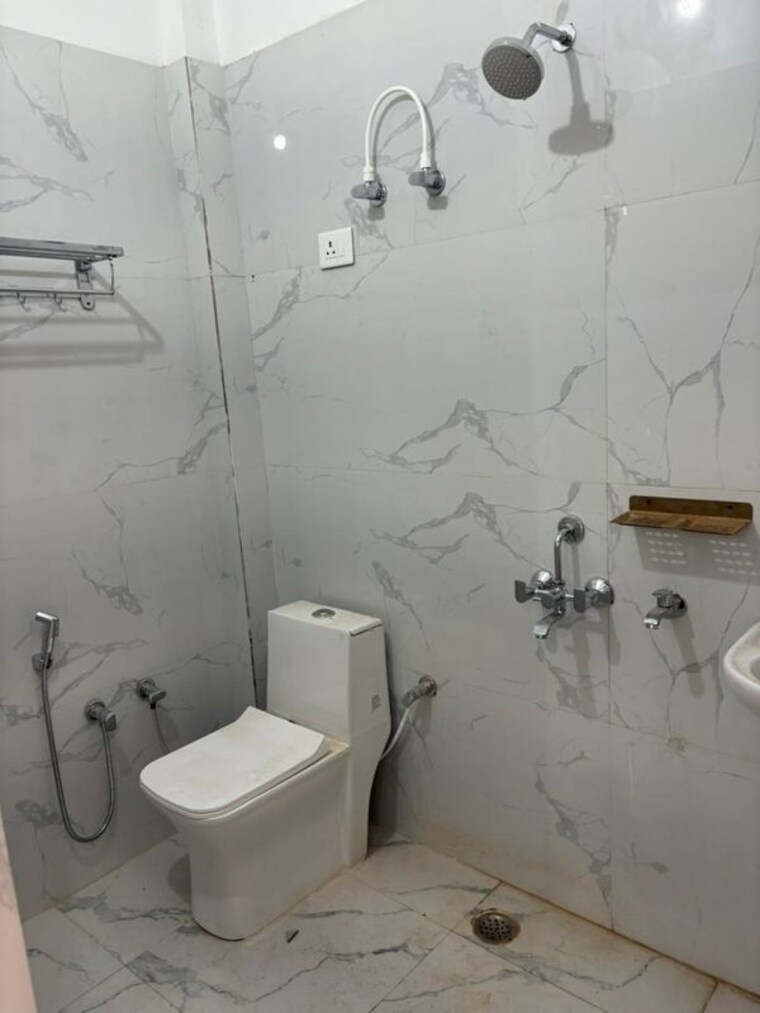 Bathroom, sushant golf city 3 Bedroom 1500 Sq.Ft. Independent House In Sushant Golf City Lucknow 10402160