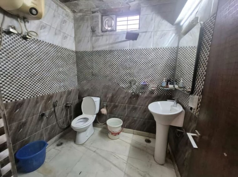 Bathroom, kalkaji 2.5 Bedroom 1200 Sq.Ft. Builder Floor In Kalkaji Delhi 10402187
