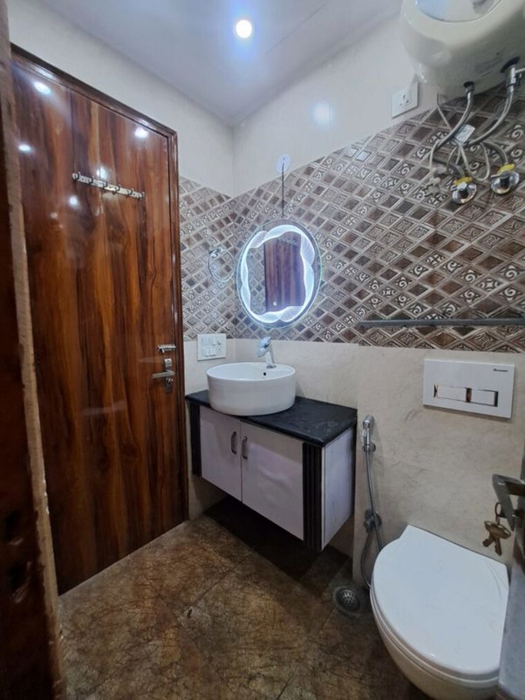 Attached Bathroom, supertech-34-pavilion 2 Bedroom 1082 Sq.Ft. Builder Floor In Sector 34 Noida 10402197
