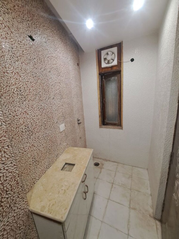 Bathroom, supertech-34-pavilion 2 Bedroom 930 Sq.Ft. Builder Floor In Sector 34 Noida 10402200