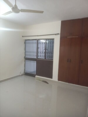 Room in 4 BHK Apartment at Jawahar Nagar – for Rent