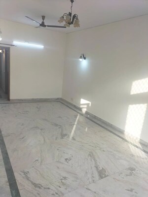 Room in 3 BHK Independent House at Defence Colony – for Rent