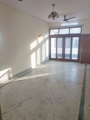 Room in 3 BHK Independent House at Defence Colony – for Rent