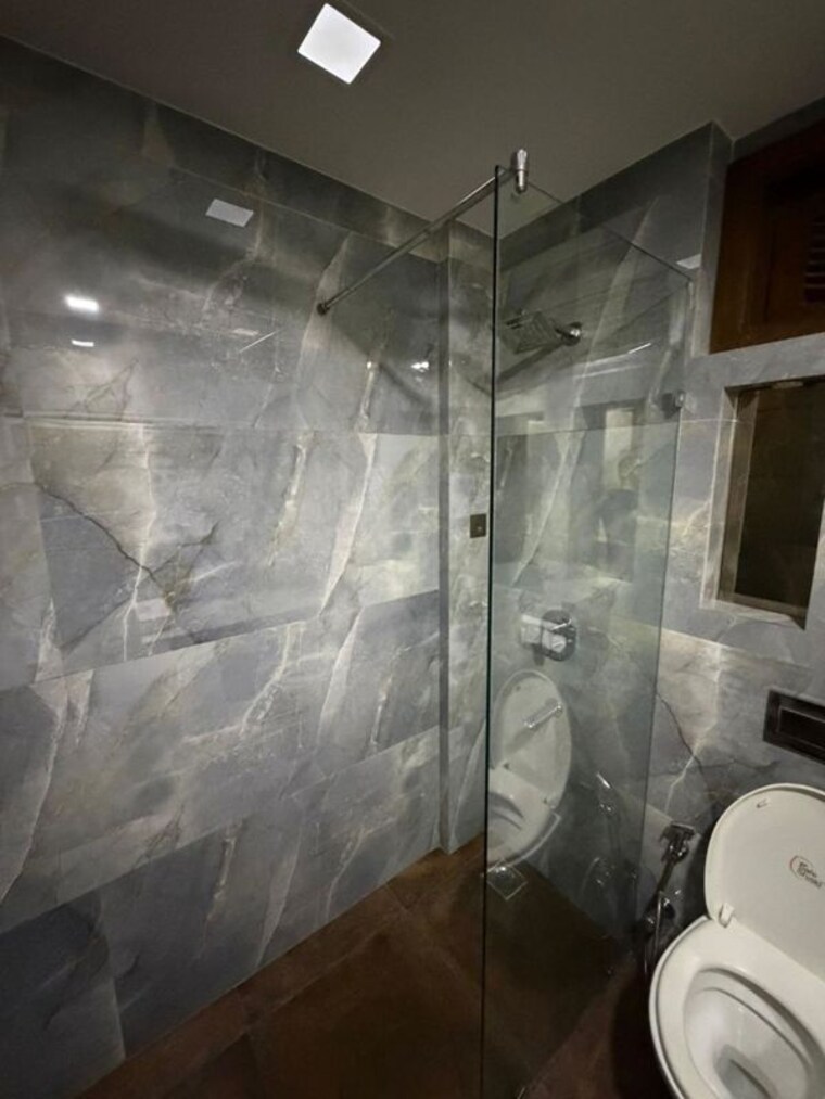 Bathroom, chittaranjan park 3 Bedroom 1400 Sq.Ft. Builder Floor In Chittaranjan Park Delhi 10402503