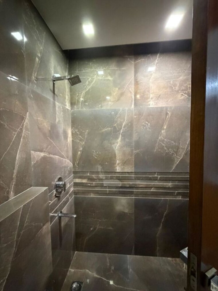 Bathroom, chittaranjan park 3 Bedroom 1400 Sq.Ft. Builder Floor In Chittaranjan Park Delhi 10402503