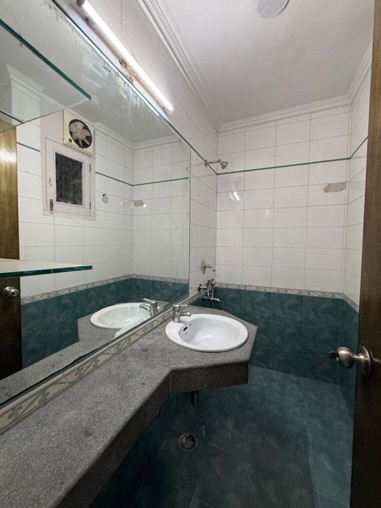 Bathroom, chittaranjan park 2 Bedroom 1200 Sq.Ft. Builder Floor In Chittaranjan Park Delhi 10402554