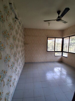 Room in 2.5 BHK Apartment at Unique Garden CHS, Malad West – for Rent