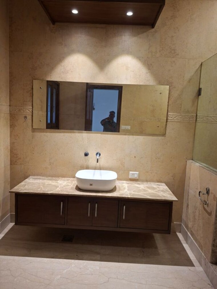 Bathroom, green park 4 Bedroom 3000 Sq.Ft. Builder Floor In Green Park Delhi 10402593