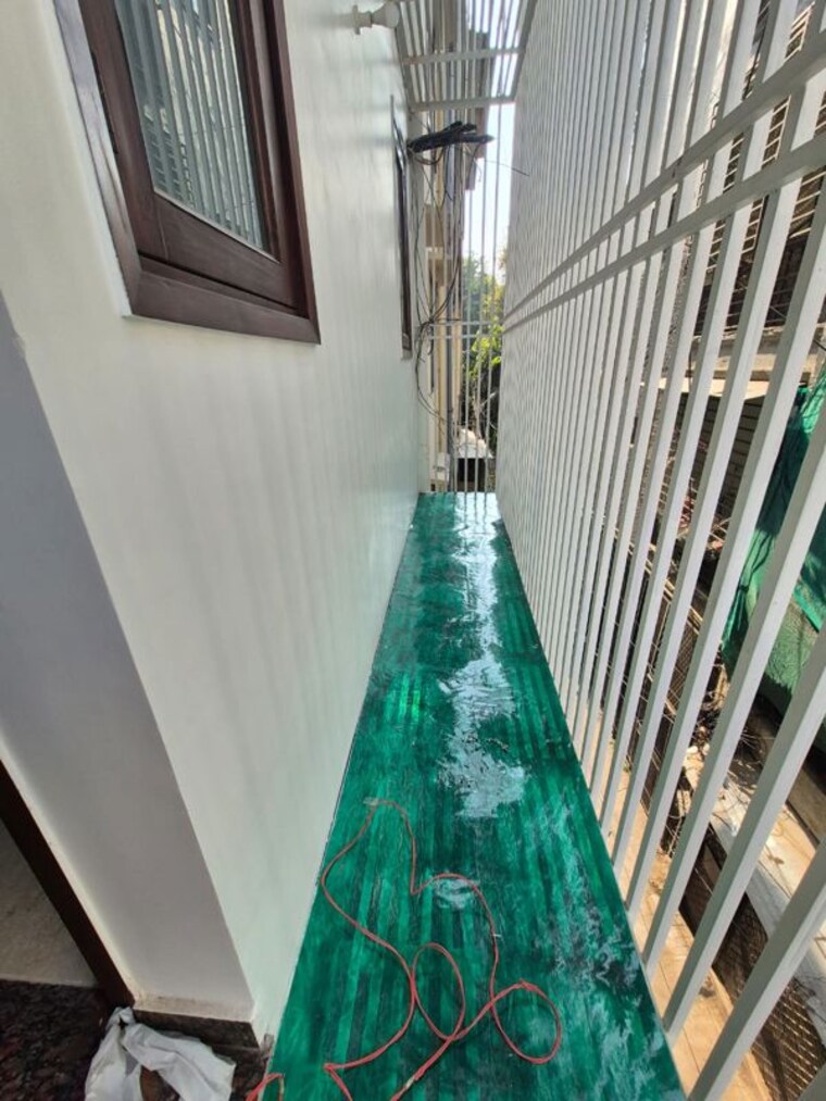 Balcony, east of kailash 3 Bedroom 1200 Sq.Ft. Builder Floor In East Of Kailash Delhi 10402607
