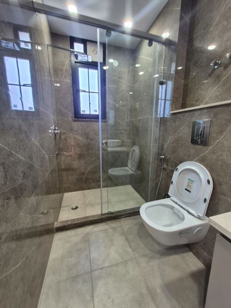 Bathroom, east of kailash 3 Bedroom 1200 Sq.Ft. Builder Floor In East Of Kailash Delhi 10402607