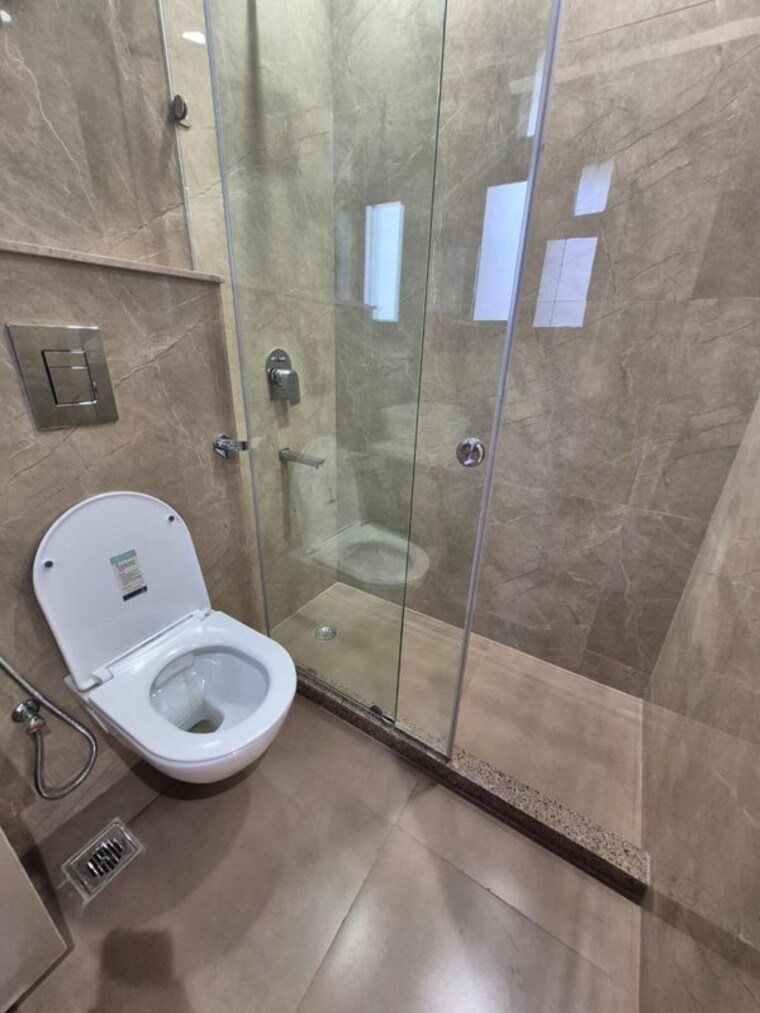 Bathroom, east of kailash 3 Bedroom 1200 Sq.Ft. Builder Floor In East Of Kailash Delhi 10402607