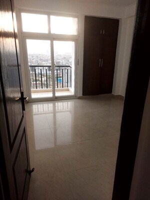 Room in 3 BHK Apartment at Mahaluxmi Migsun Ultimo, Omicron Iii Greater Noida – for Rent