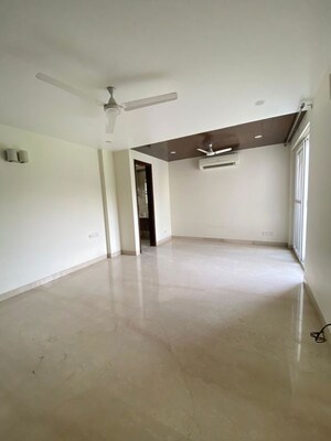 Room in 3 BHK Builder Floor at Defence Colony – for Rent