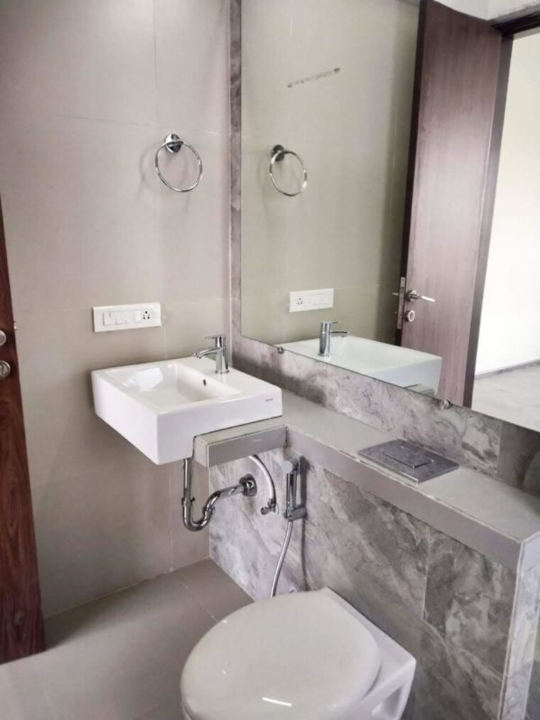 Bathroom, anubhav-chs-mulund 2 Bedroom 950 Sq.Ft. Apartment In Mulund West Mumbai 10402687