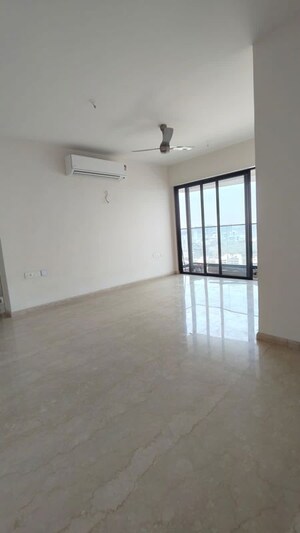Room in 3 BHK Apartment at Kalpataru Magnus, Bandra East – for Rent