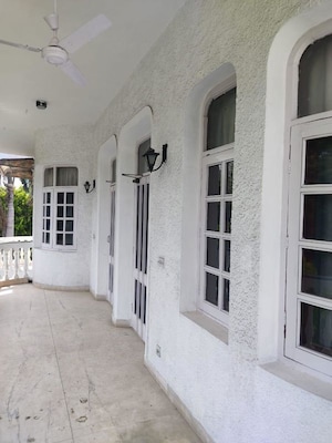 Building Lobby in 4 BHK Apartment at DLF City Phase V, Dlf Phase V – for Rent