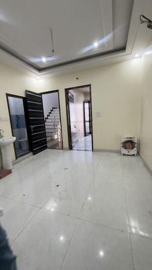 Room in 2 BHK Independent House at Antas Mall, Gomti Nagar – for Rent