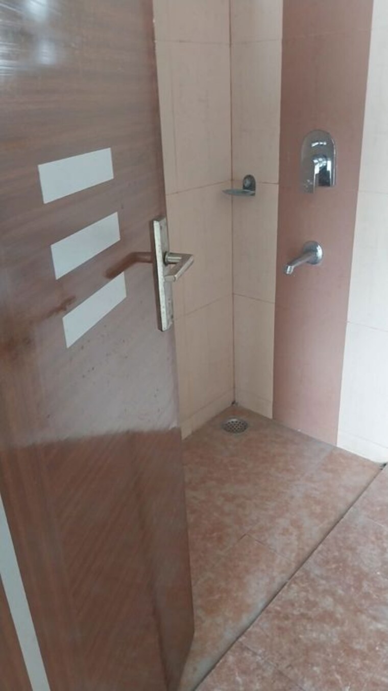 Bathroom, suncity-township-gurgaon 1 Bedroom 594 Sq.Ft. Builder Floor In Sector 54 Gurgaon 10402943