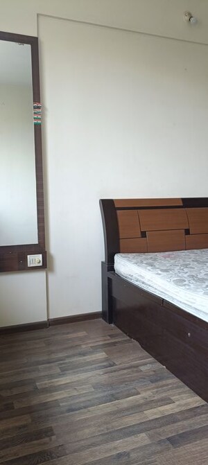 Room in 3 BHK Apartment at Hiranandani Estate Hill Grange, Ghodbunder Road – for Rent
