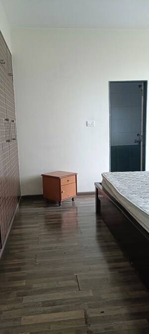 Room in 3 BHK Apartment at Hiranandani Estate Hill Grange, Ghodbunder Road – for Rent