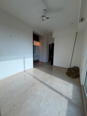 Room in 3 BHK Apartment at Raheja Imperia, Worli – for Rent