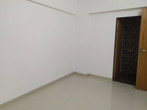 Room in 2 BHK Apartment at Tarapore Gardens, Andheri West – for Rent