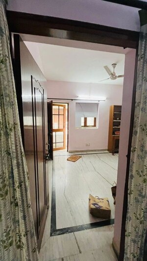 Room in 3 BHK Builder Floor at Unitech Infospace, Sector 21 – for Rent