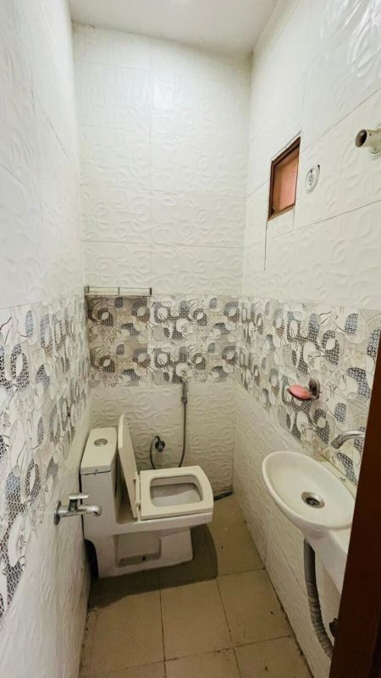Bathroom, unitech-infospace 3 Bedroom 1850 Sq.Ft. Builder Floor In Sector 21 Gurgaon 10403093