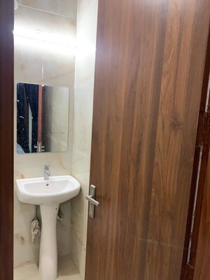 Bathroom in 1 BHK Builder Floor at Sector 42 – for Rent
