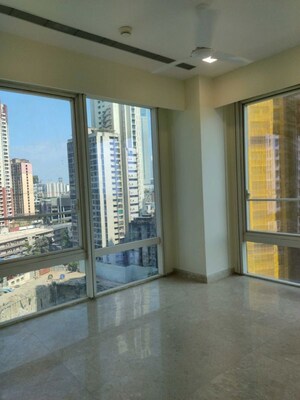Room in 3 BHK Apartment at Indiabulls Blu, Worli – for Rent
