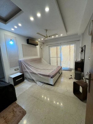 Living Room in 4 BHK Builder Floor at Eros Rosewood Villas, Sector 50 – for Rent