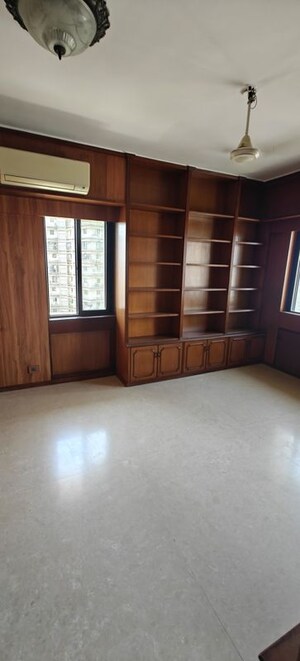 Room in 3 BHK Apartment at Worli – for Rent