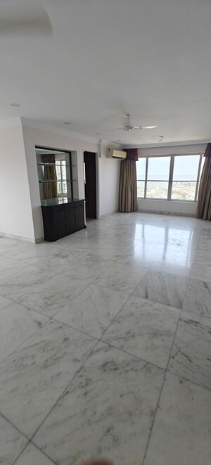 Room in 3 BHK Apartment at Worli – for Rent
