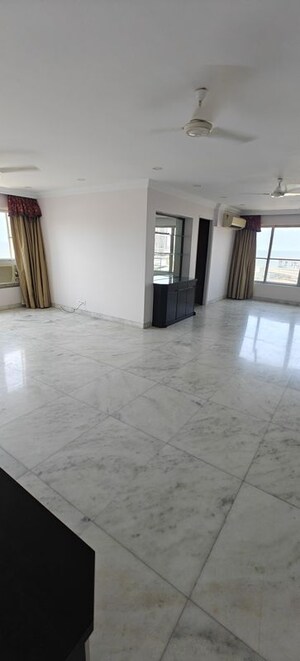 Room in 3 BHK Apartment at Worli – for Rent