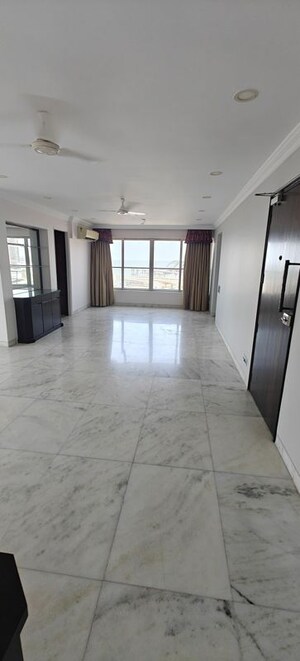 Room in 3 BHK Apartment at Worli – for Rent