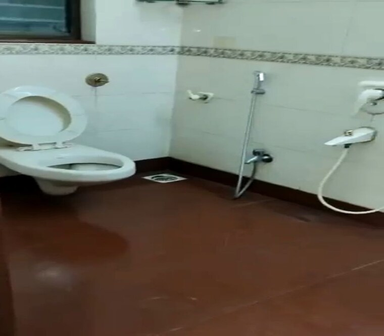 Bathroom, dadar east 3 Bedroom 1100 Sq.Ft. Apartment In Dadar East Mumbai 10403412