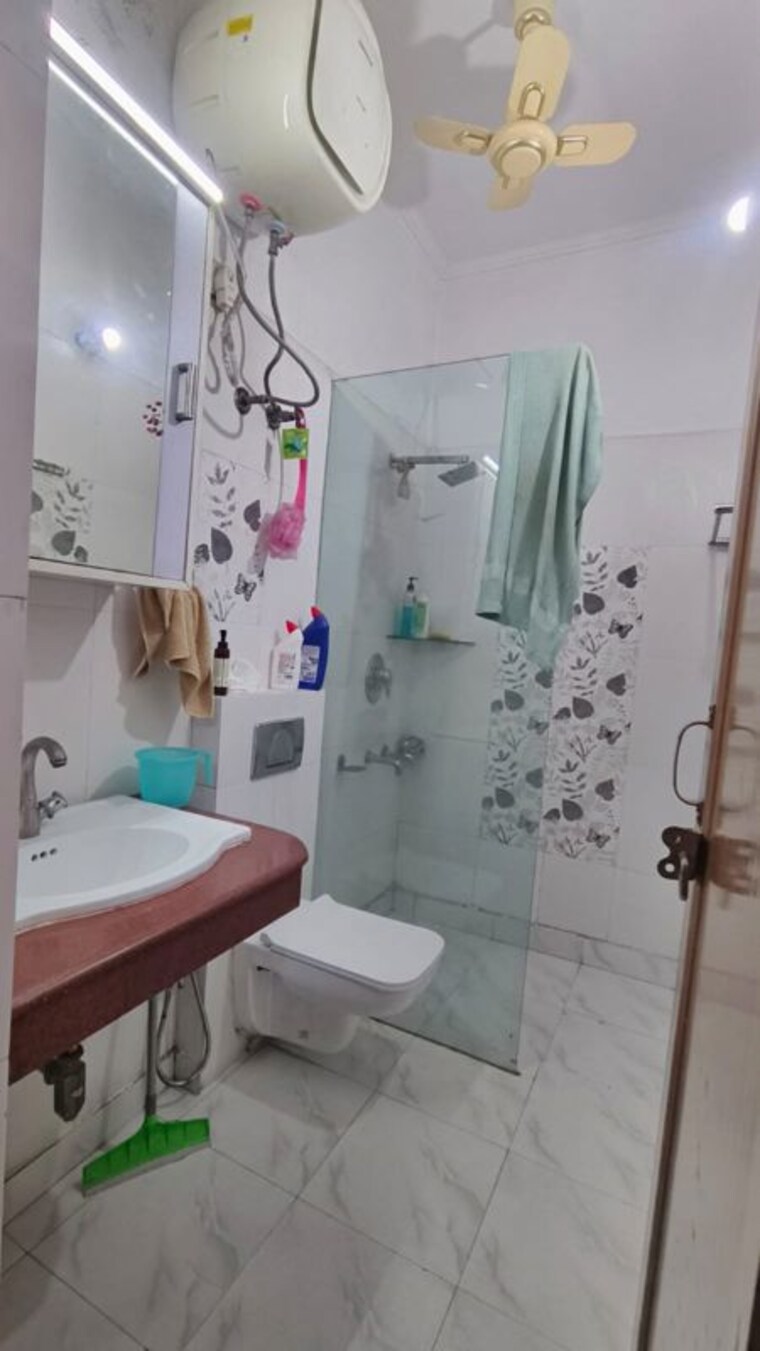 Bathroom, safdarjung enclave 3 Bedroom 125 Sq.Yd. Builder Floor In Safdarjung Enclave Delhi 10403447