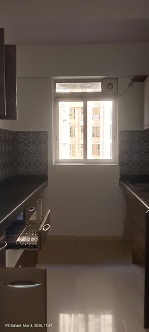 Room in 2 BHK Apartment at Lodha Amara Tower 36 And 37, Kolshet Road – for Rent