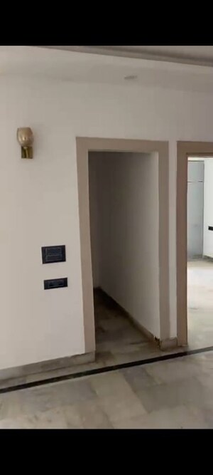 Room in 4 BHK Apartment at Parsvnath Estate, Omega I Greater Noida – for Rent