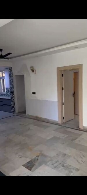Room in 4 BHK Apartment at Parsvnath Estate, Omega I Greater Noida – for Rent