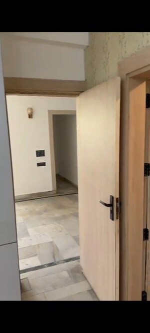Room in 4 BHK Apartment at Parsvnath Estate, Omega I Greater Noida – for Rent