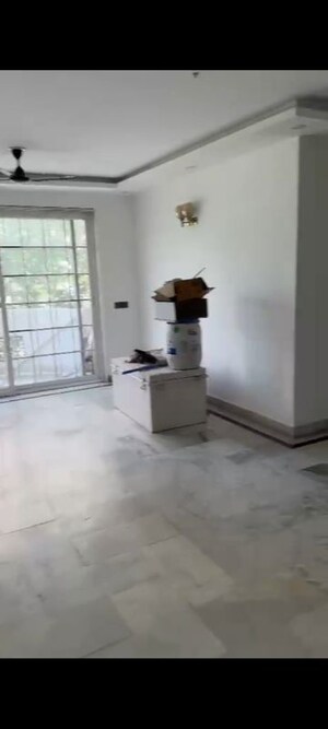 Room in 4 BHK Apartment at Parsvnath Estate, Omega I Greater Noida – for Rent