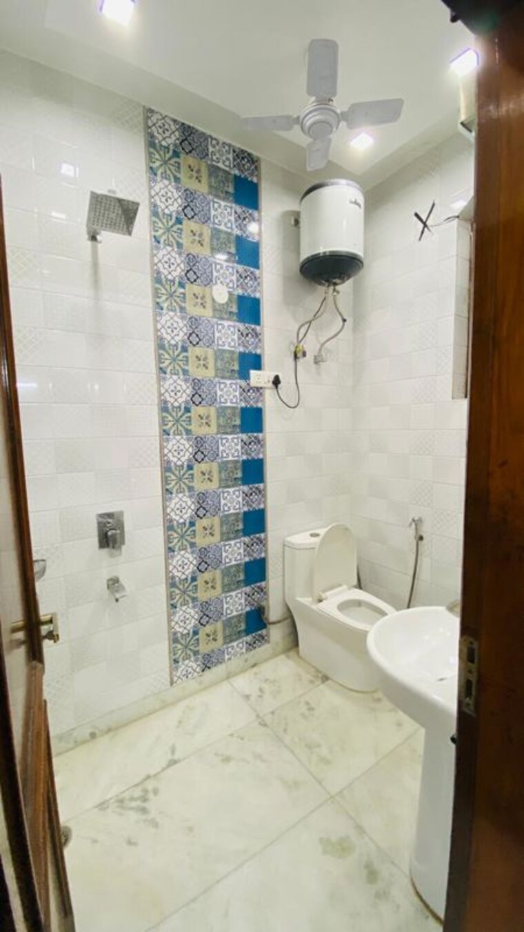 Bathroom, east of kailash 2 Bedroom 100 Sq.Yd. Builder Floor In East Of Kailash Delhi 10325064