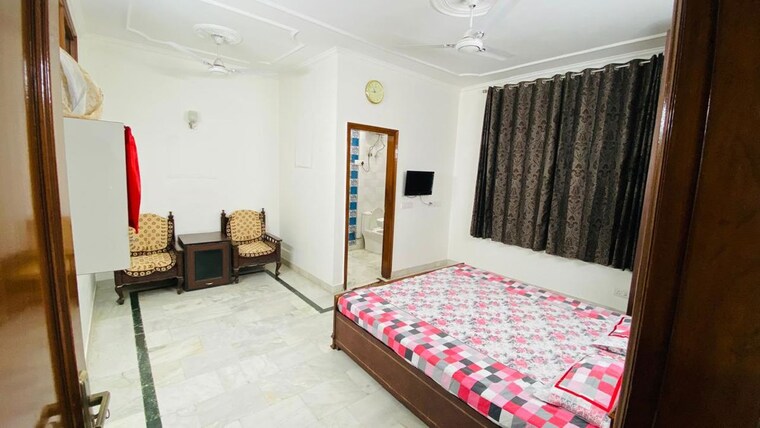 Bedroom, east of kailash 2 Bedroom 100 Sq.Yd. Builder Floor In East Of Kailash Delhi 10325064