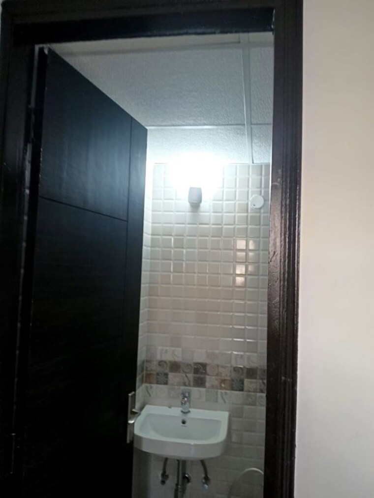 Bathroom, signature-global-park-4-and-5 2 Bedroom 1100 Sq.Ft. Builder Floor In Sohna Sector 36 Gurgaon 10403674