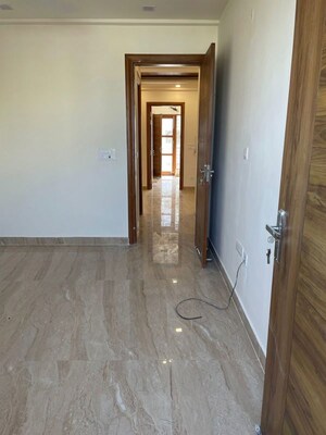 Room in 3 BHK Builder Floor at Amolik Aster Woods, Sector 98 – for Sale