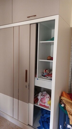 Furnished Amenities in 2 BHK Apartment at Kandivali East – for Rent