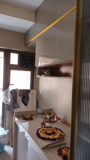 Team Area in 2 BHK Apartment at Kandivali East – for Rent