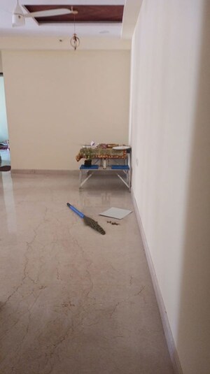 Room in 2 BHK Apartment at Kandivali East – for Rent